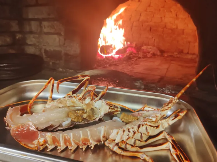 La mer au feu. Produits d’exception, cuisson maîtrisée et respect absolu du goût.